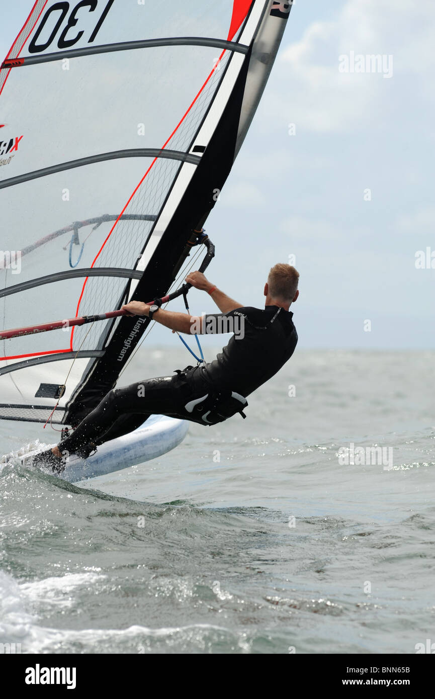ein Windsurfer Heads heraus zum Meer - Heck des Board in der Welle Stockfoto