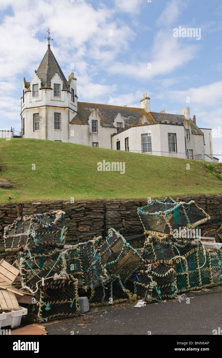 John O'Groats Hotel, mit Krabben-Töpfe im Vordergrund. Stockfoto