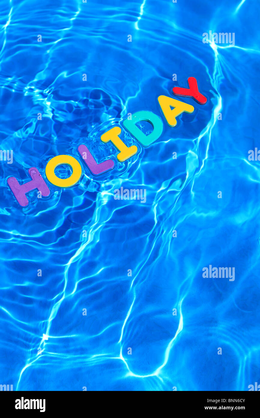 Das Wort Urlaub gemacht aus Schaum schwimmt auf der Wasseroberfläche eines Schwimmbades Stockfoto