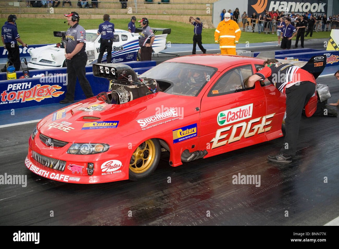 Queenslad Drag Racer, Ben Bray, Start Linie Verfahren vor dem Rennen in Western Australia Perth Motorplex durchlaufen. Stockfoto