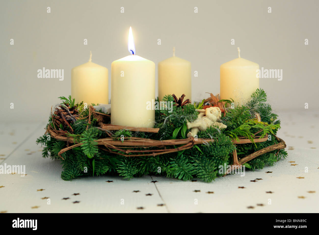 1 4 Advent Advent Kranz Adventszeit Deko Dekoration Schmuck Engel Flamme Flammen Holz Holzplatten Kerze Kerzen Stockfoto