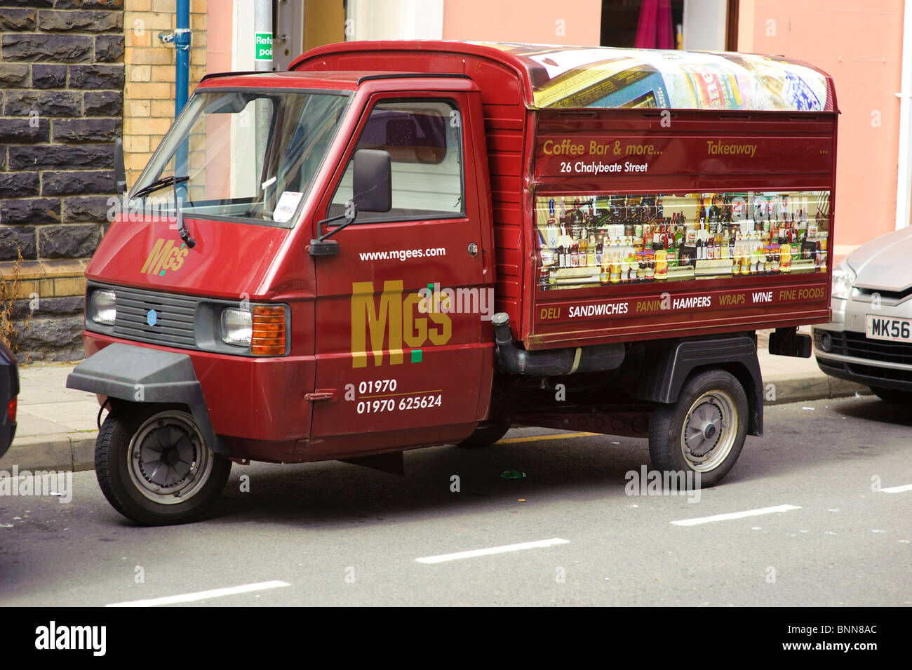 Mini 3 Rad Essen Lieferwagen, bringen Snacks und Mahlzeiten von Geschäften und Büros, UK Stockfoto