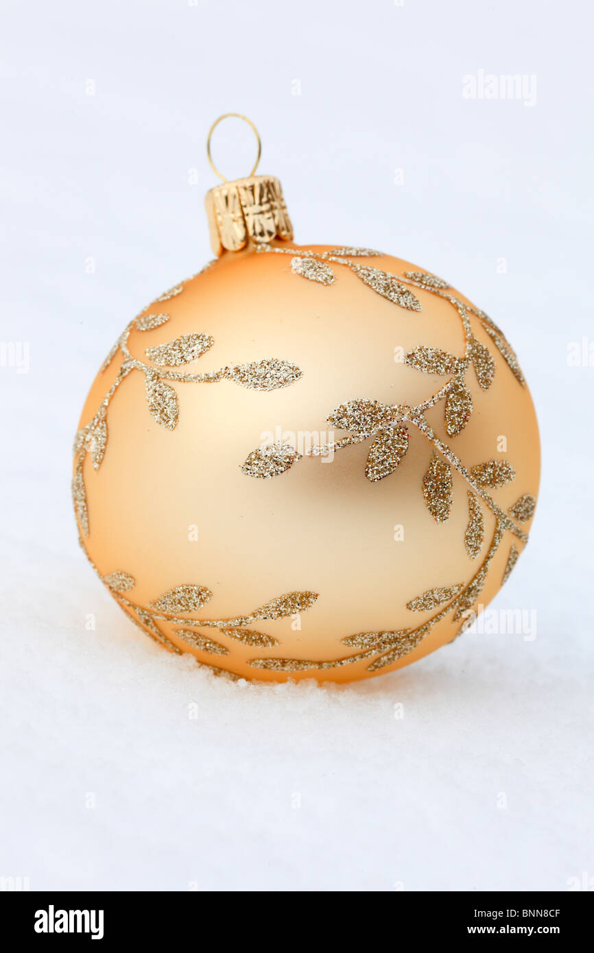 1 Blatt Blatt Blatt Blätter Kugel Weihnachtsbaum Christbaumschmuck Dekoration Schmuck Kugel Kugel Nahaufnahme ornament Stockfoto