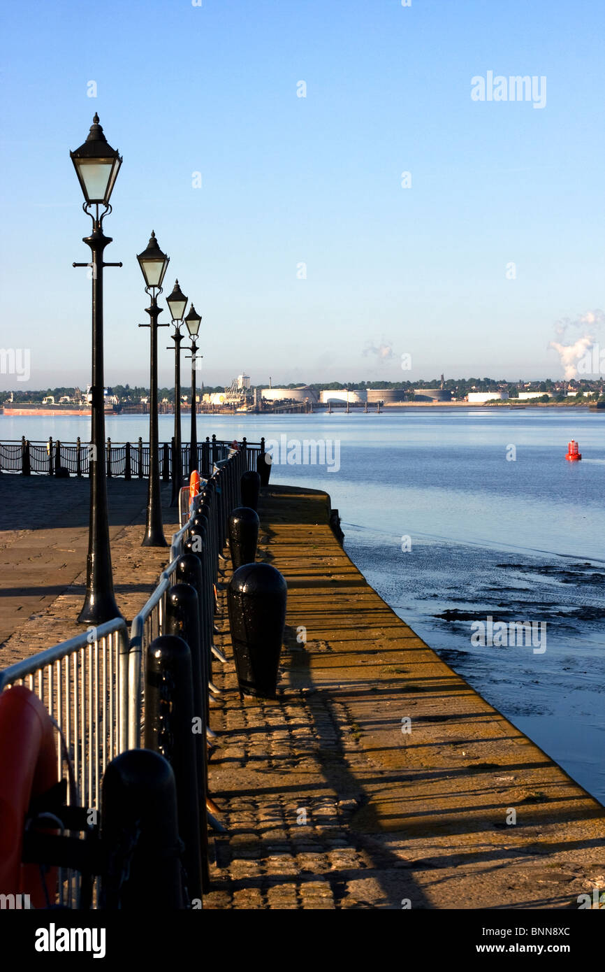 Blick vom Albert Dock über den Fluss Mersey in Richtung Steg Tranmere Öl Stockfoto