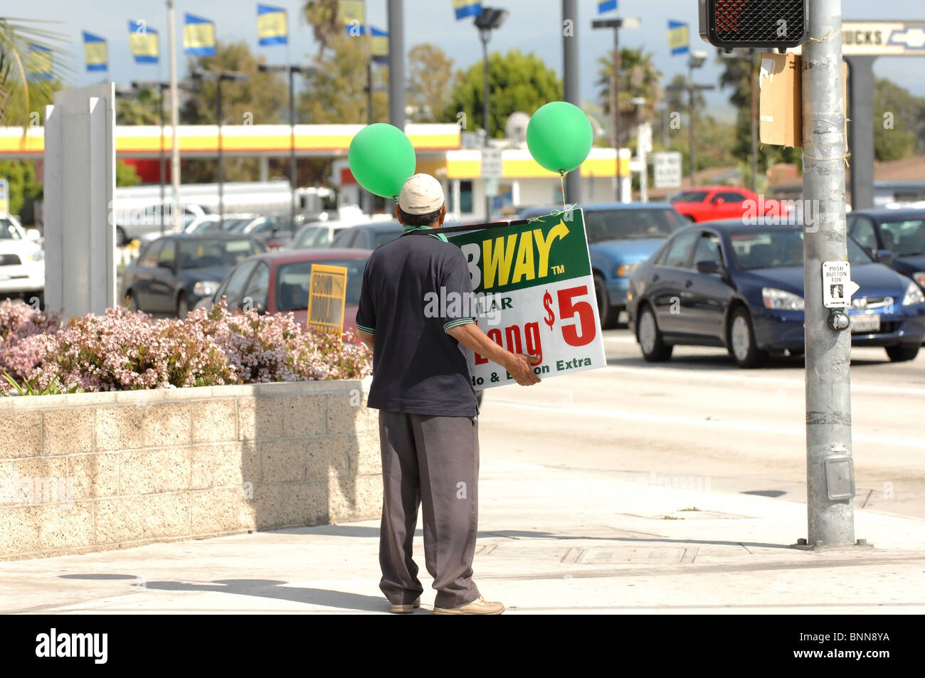 Human Billboard - A Mann hält ein Werbeschild an der Ecke der Chapman Avenue und Tustin in der Stadt Orange, CA. Stockfoto