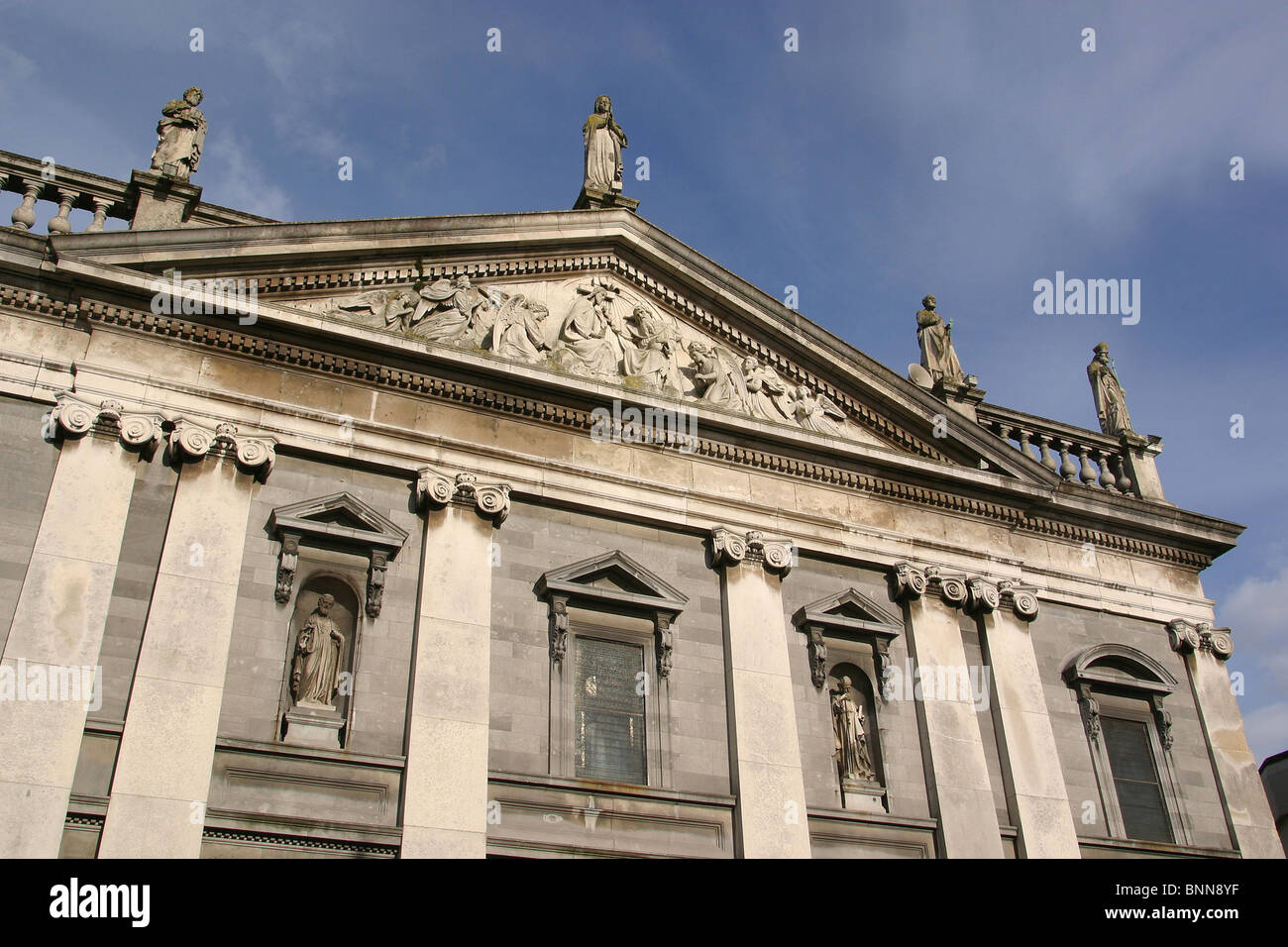 Irland, Waterford, katholische Kathedrale der Heiligsten Dreifaltigkeit Portikus vorne Stockfoto