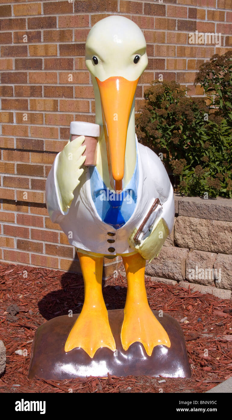 Pelican Doctor Sculpture in Pelican Rapids, MN, ist ein stolzes Wahrzeichen am Straßenrand, das die Verbindung der Stadt zu Natur und Tierwelt feiert. Stockfoto
