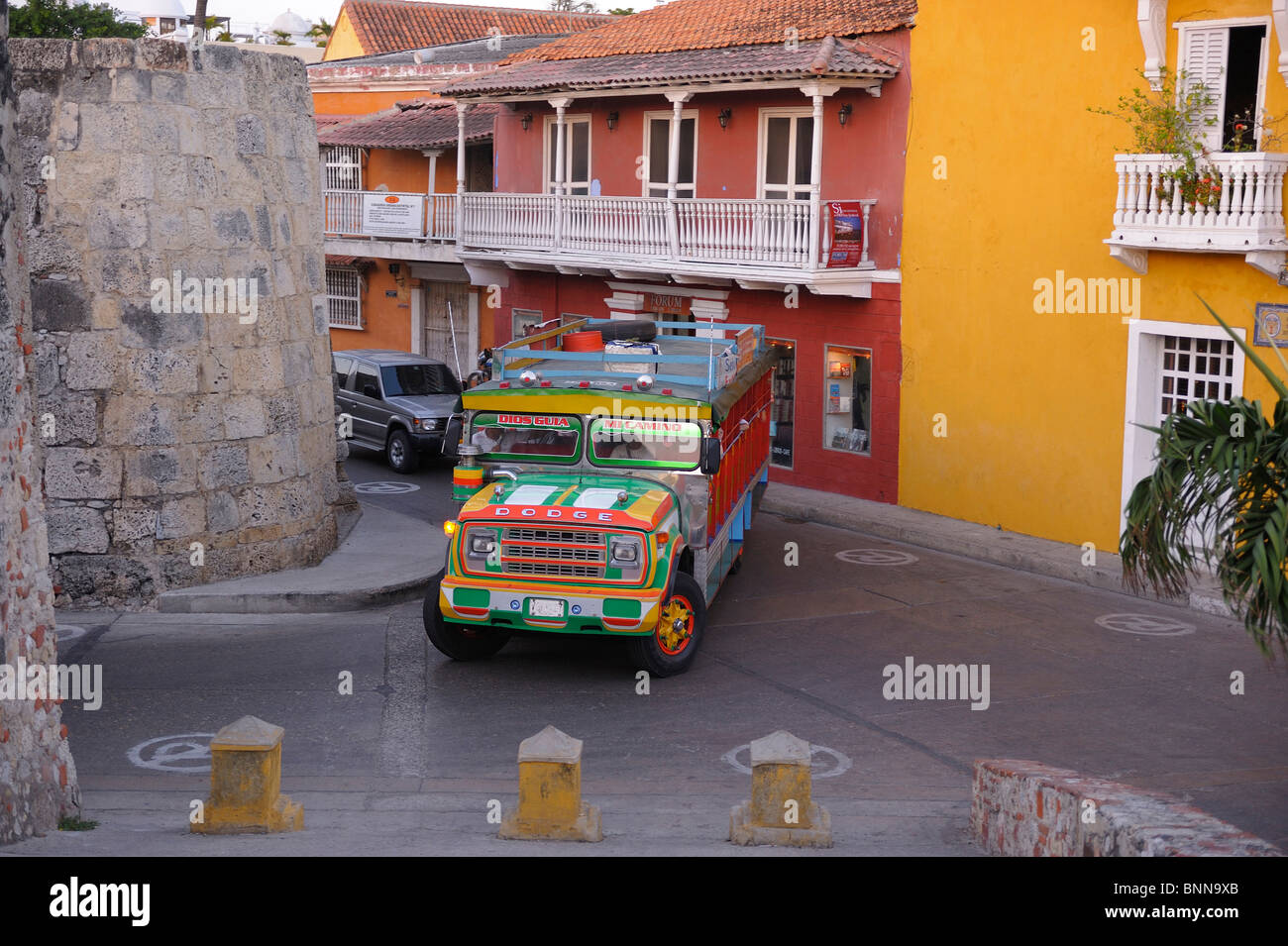 Bus-Stadt Wände El Centro Old Town historischen Viertel Cartagena Abteilung Bolivar Kolumbien Südamerika-Farben Stockfoto