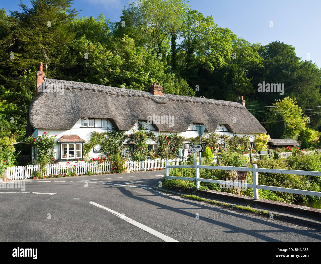 Reihe von malerischen strohgedeckten Hütten in Wherwell Hampshire UK Stockfoto