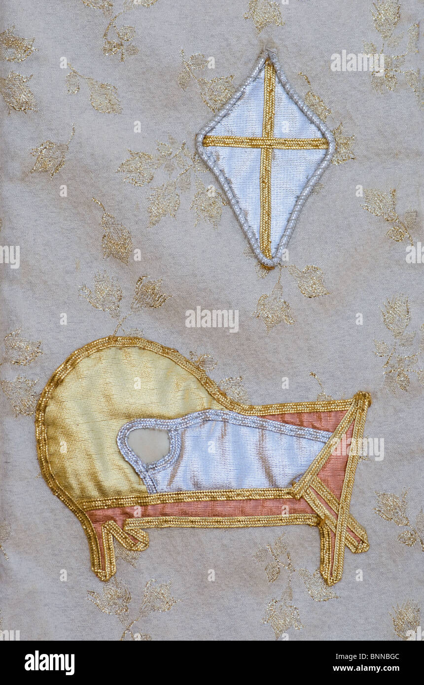 Baby Jesus in die Ladestation mit star Overhead auf erlesenen Gold tapestry Fabric. Stockfoto