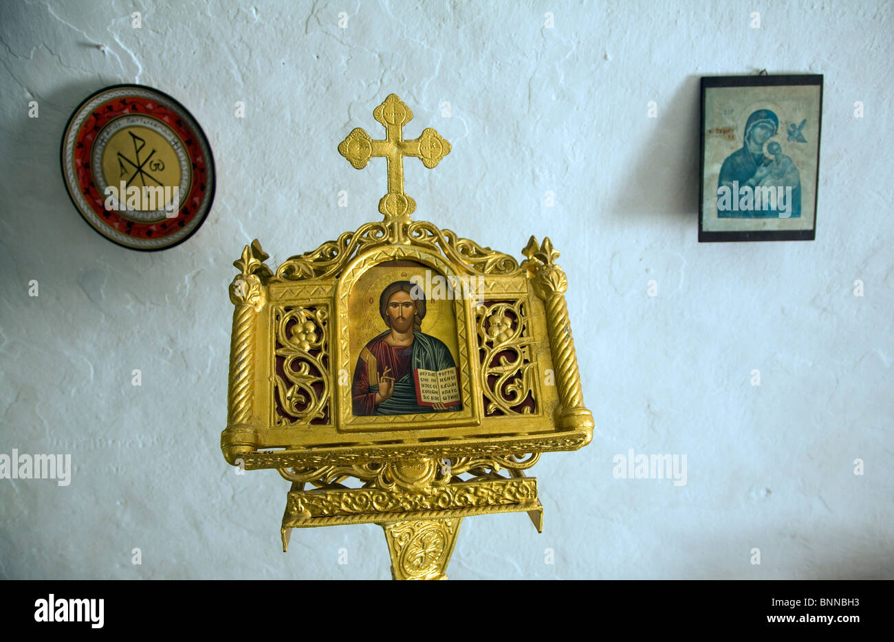 Symbole in der griechisch-orthodoxen Kirche, Kastrou Monolithos, Rhodos, Griechenland Stockfoto