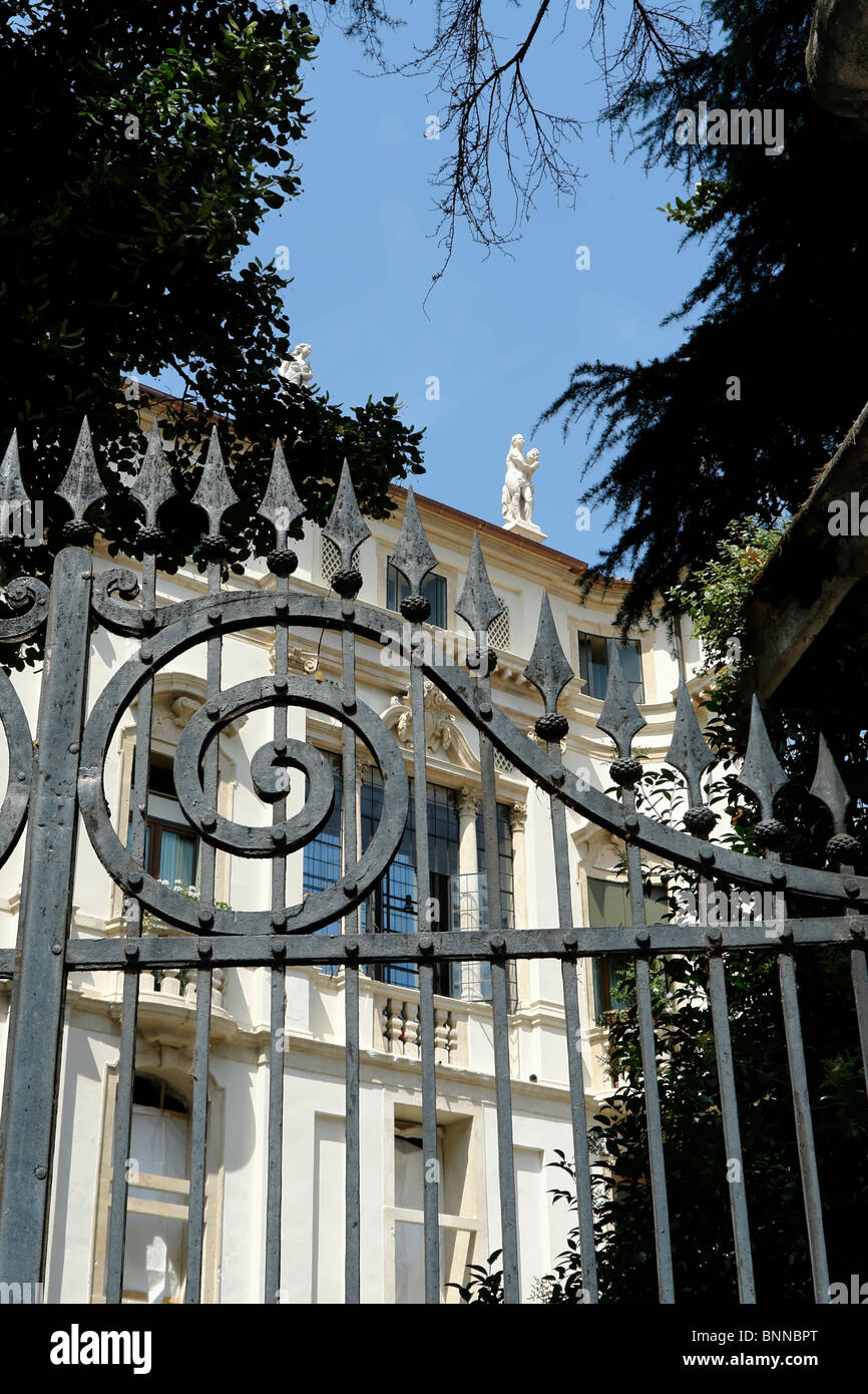 Italien Venetien Vicenza Fiume Retrone Ponte Barche beliebte Viertel alten Stadtzentrum Bäume Brücken Flüsse fließt Gebäude Stockfoto