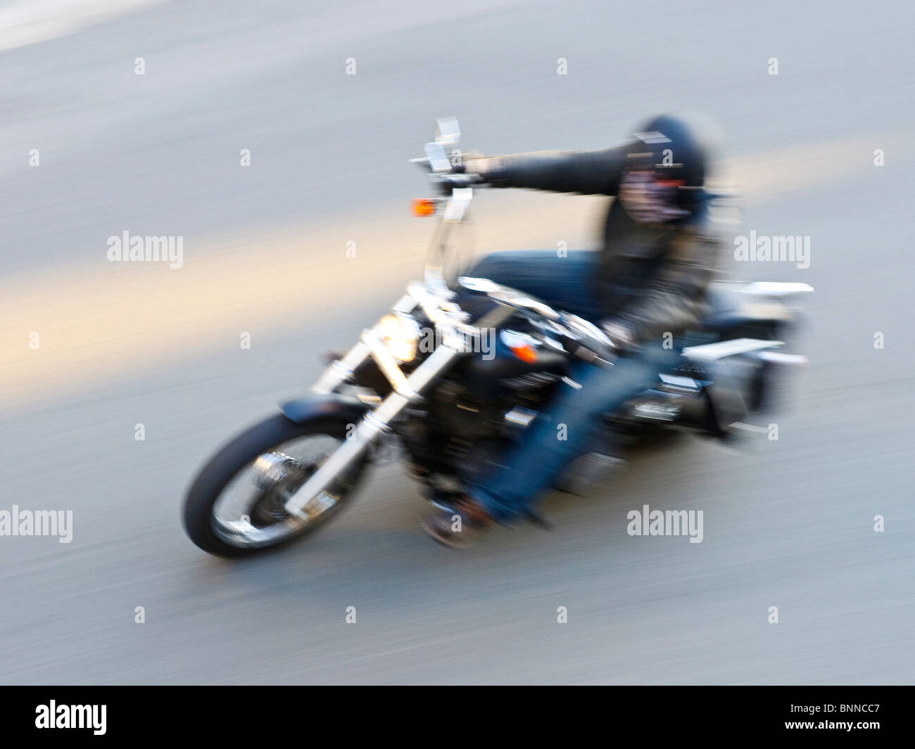 Motorrad und Fahrer mit Geschwindigkeit / verschwommen Bewegung - Frankreich. Stockfoto