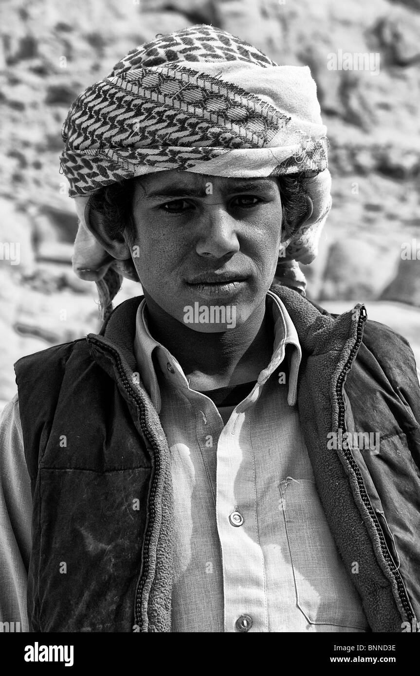 ein schwarz / weiß Bild des jungen Beduinen von Sharm el Sheik mit einem charakteristischen Turban (Hut). Stockfoto