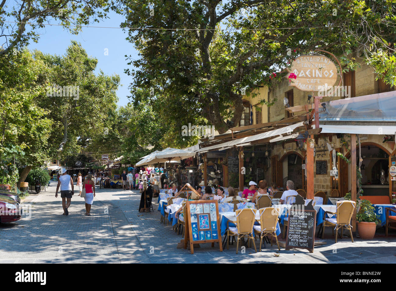 Restaurants und Tavernen auf Orfeos Straße in der Altstadt, Rhodos Stadt, Rhodos, Griechenland Stockfoto