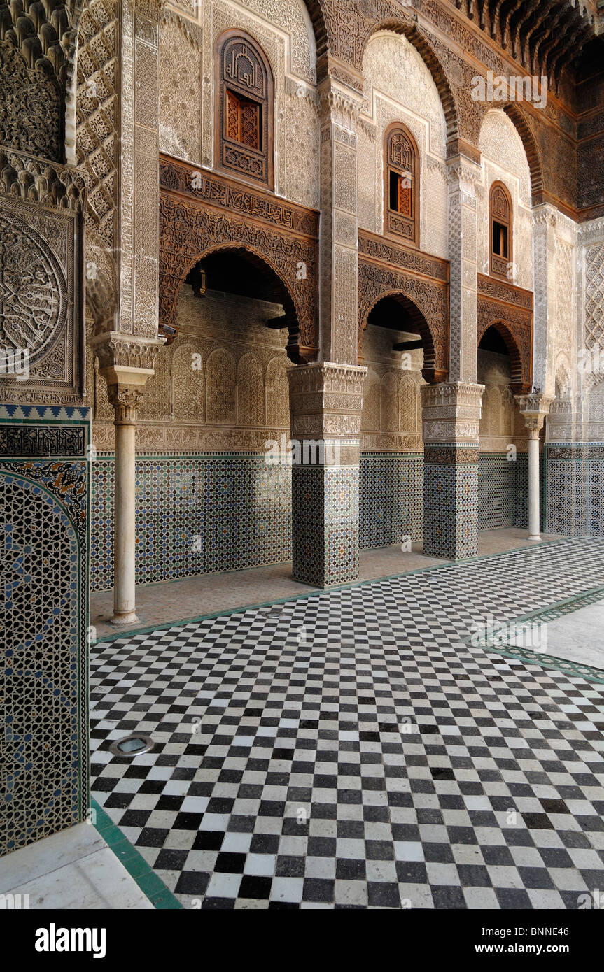 Innen gefliester Hof oder Innenhof der Attarine Medersa (1323-25) oder Medresse (Koranische Schule) alias Al-Attarine Madrasa, Medina, Fez, Marokko Stockfoto
