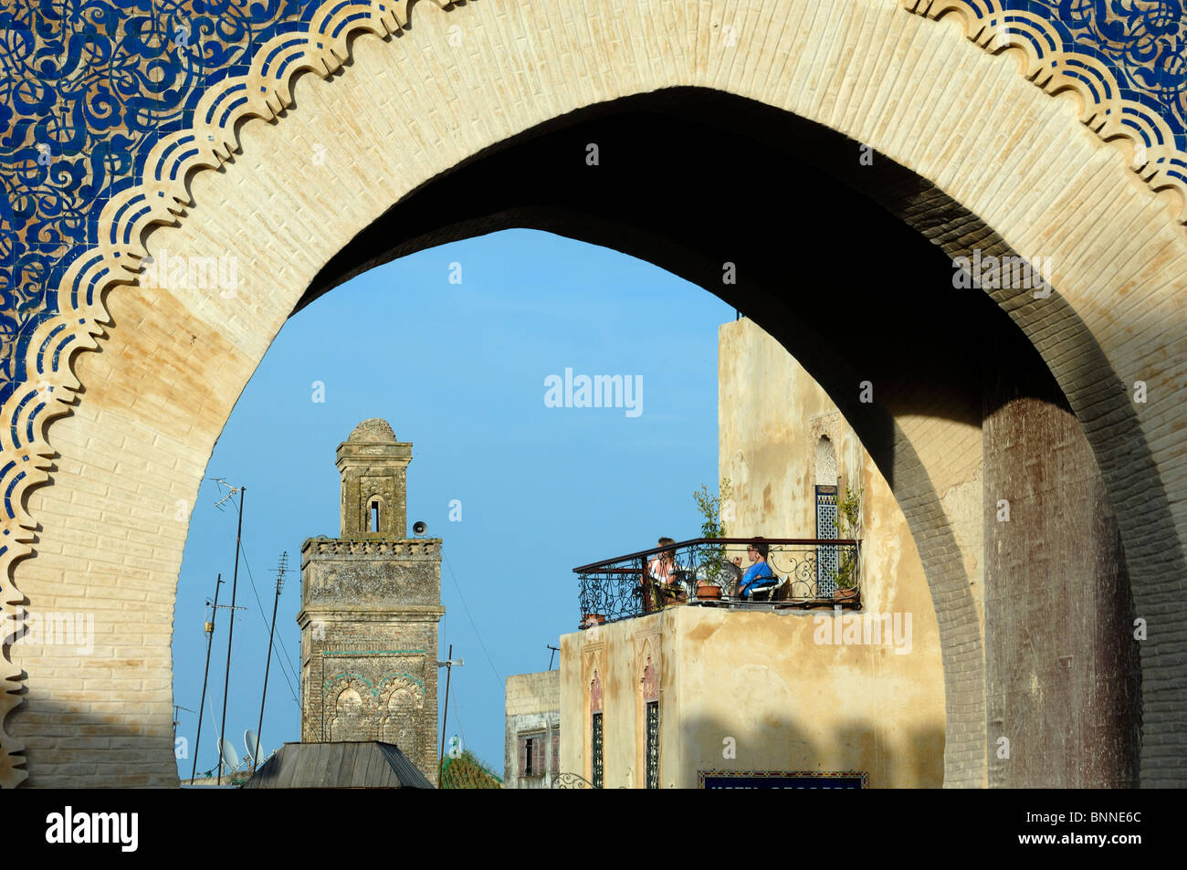 Haupttor von Bou Jeloud, Tor oder Eingang zur Medina und zum Minarett von Bou Inania Medersa & Moschee, Fez, Marokko Stockfoto