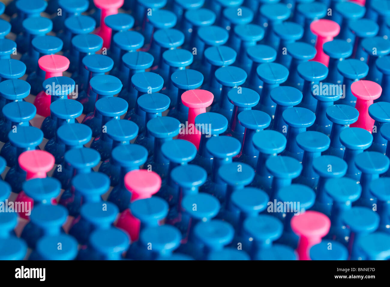 Menge von farbigen Push-Pins, Männer und Frauen in abstrakter Weise darstellt. Vielfalt und Minderheiten zu zeigen. Stockfoto