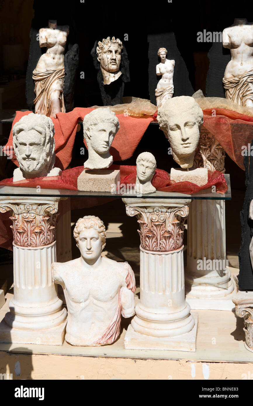 Büsten für Verkauf in einem Geschäft in der Altstadt, Rhodes Town, Rhodos, Griechenland Stockfoto