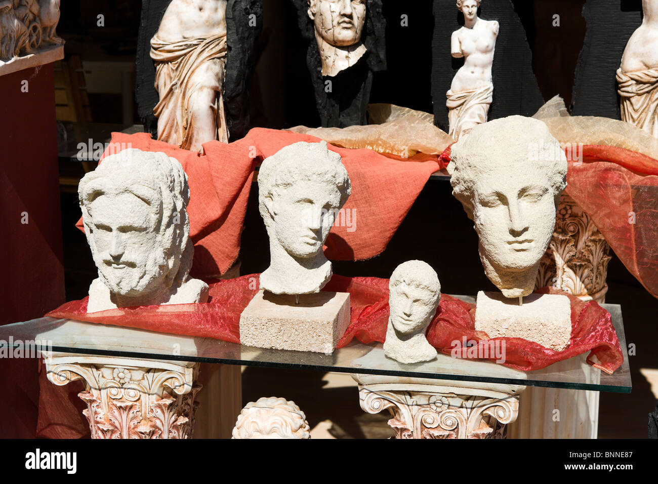Büsten für Verkauf in einem Geschäft in der Altstadt, Rhodes Town, Rhodos, Griechenland Stockfoto