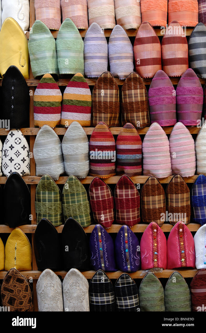 Bunte Muster oder Ausstellung von marokkanischen Pantoffeln oder Babouches auf dem Marktstand in der Medina oder der Altstadt, Fez, Marokko Stockfoto