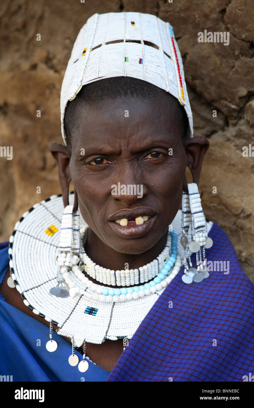 Massai Frau mit Halskette Schmuck um den Hals, Ngogongoro Conservation Area, Tansania Stockfoto