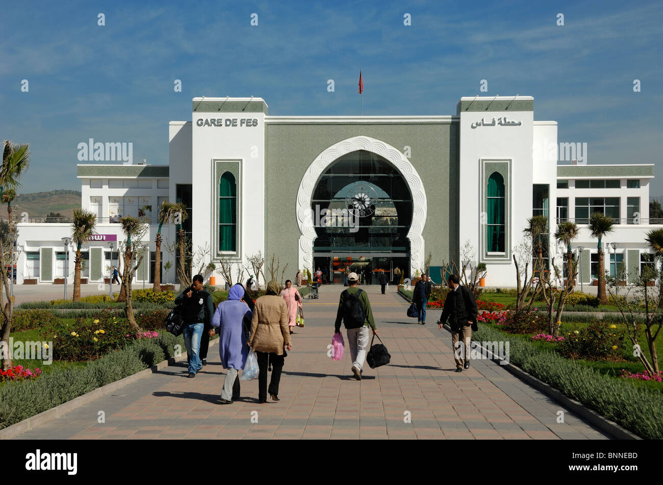 Moderner neo-maurischer oder orientalischer Eingang zum Bahnhof oder Bahnhof Fez (Gare Ferroviaire oder Gare de Fes) & Passengers, Fez, Marokko Stockfoto