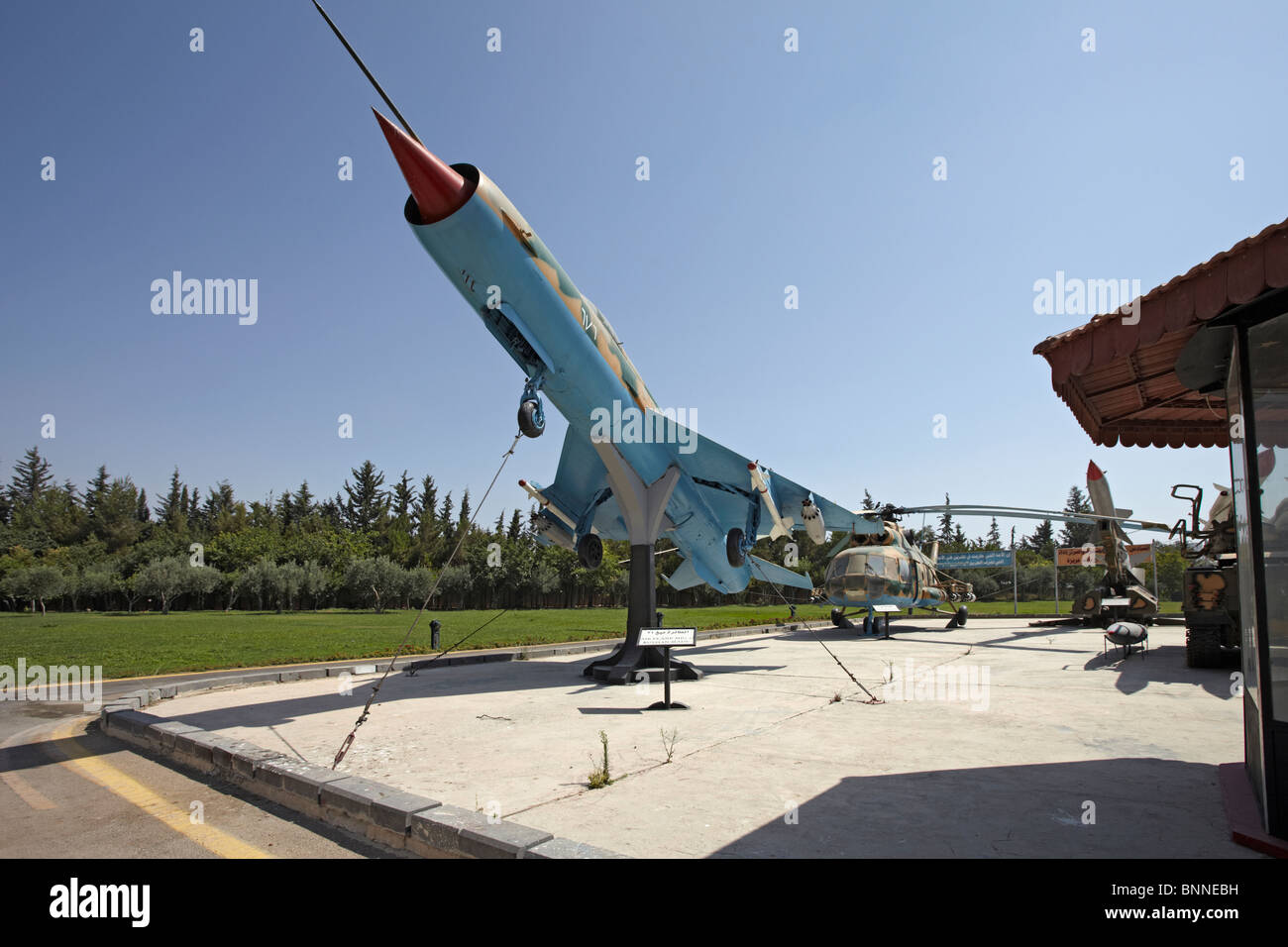 Syrien-Damaskus-Panorama militärischen Museum zum Gedenken an den Jom Kippur oder Oktober Krieg und der sechs Tage Krieg eine syrische Mig-21 Jet mit Mil Mi-8 helicop Stockfoto