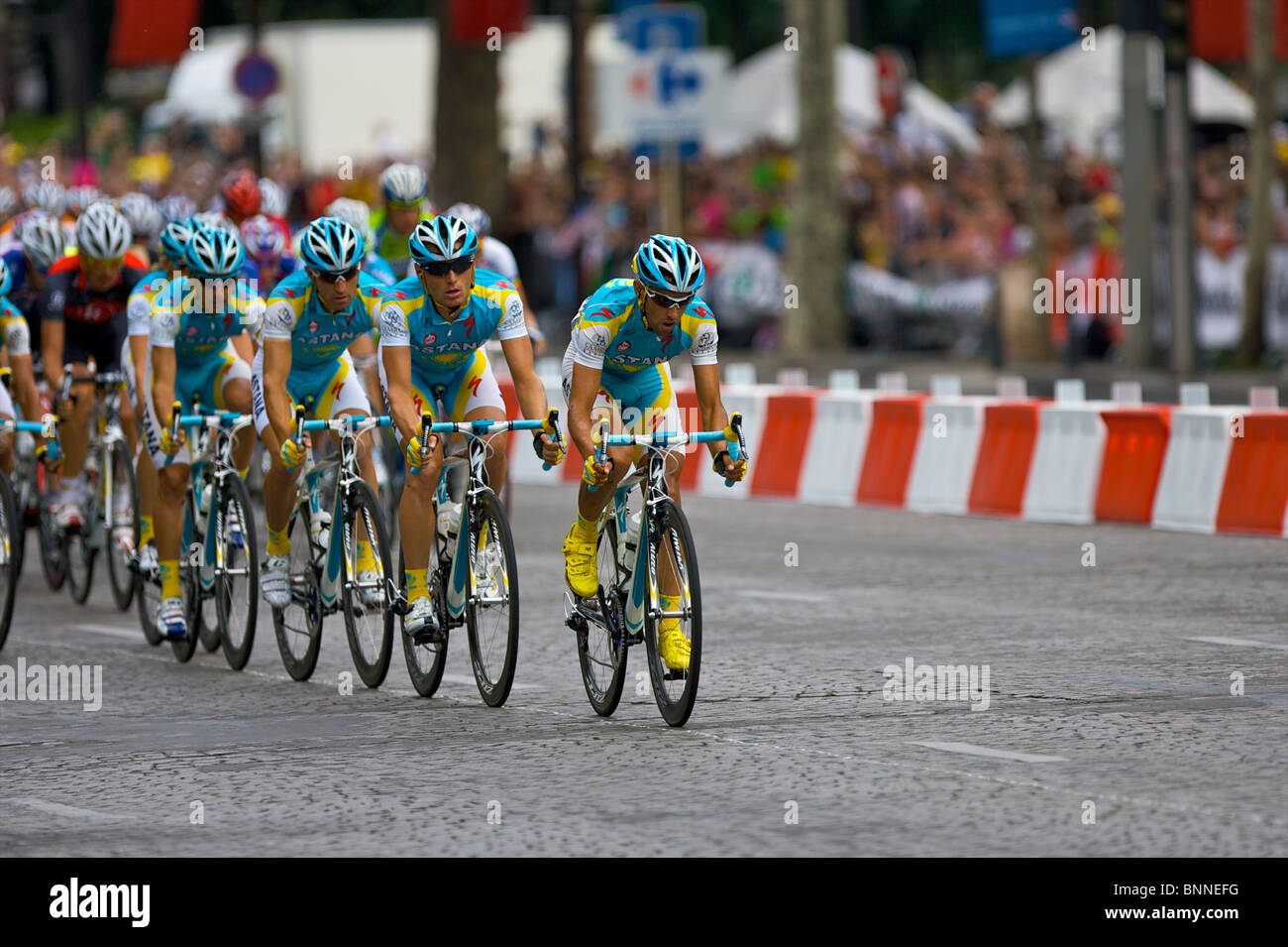 Professional Astana Radfahrer Daniel Navarro führt sein Team und den Rest von dem Hauptfeld auf den Champs Elysees, Paris Stockfoto