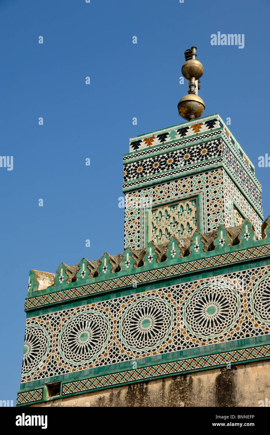 Orientalischer Stil oder maurische Architektur des Minaretts von Bou Inania Medersa oder Medresse & Moschee (1350-56), Fez, Marokko Stockfoto