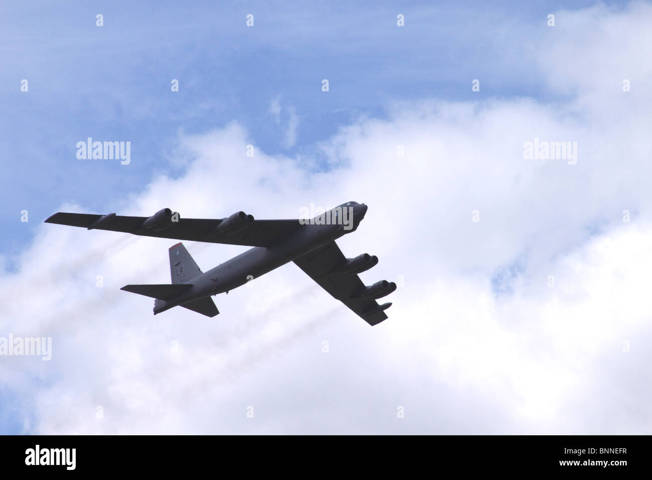 Boeing B52 Stratofortress strategischer Bomber fliegen auf der Farnborough Airshow 2010 Stockfoto