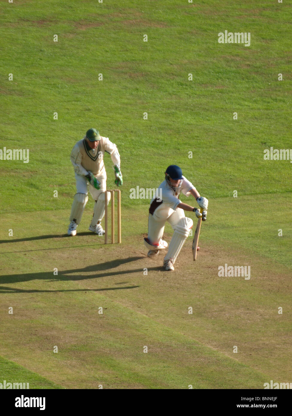 Schlagmann einen Schuss während Cricket spielen übereinstimmen, Bude, Cornwall, UK Stockfoto