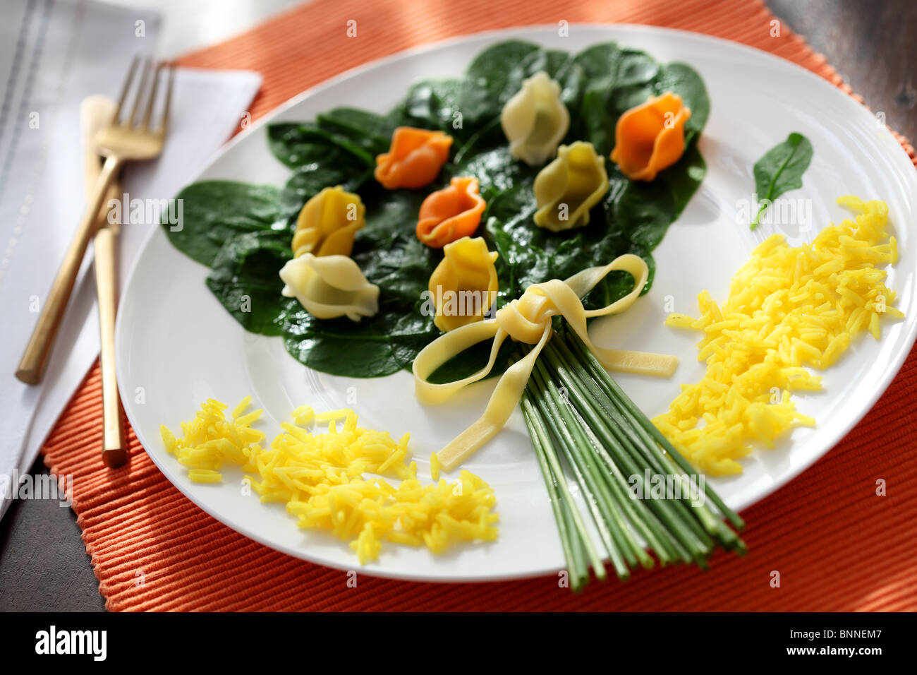 Makkaroni la Pasta Essen Platte Haufen Blumen Spinat Stockfoto