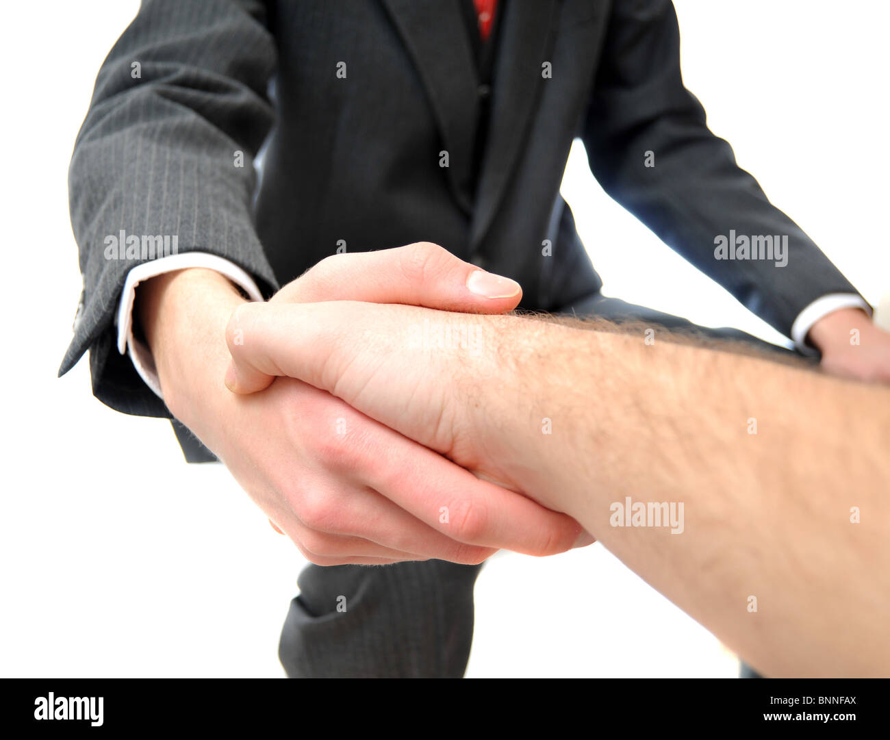 Skinny Jungunternehmer schütteln einer anderen Person Hand mit keinen Anzug auf. Stockfoto