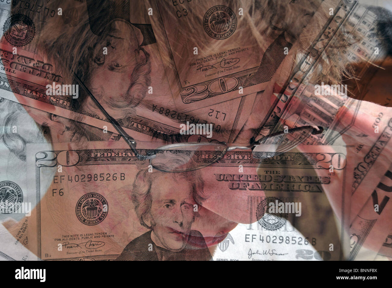 junger Mann unter Stress über finanzielle Schwierigkeiten. Stockfoto