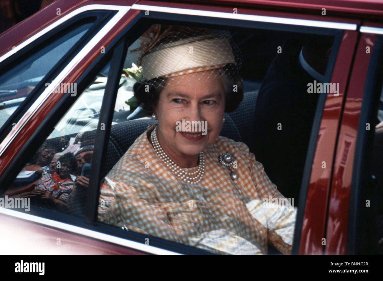 Ihre verstorbene Majestät Königin Elizabeth II. Bei einem königlichen Besuch in Alderney, 1989 Stockfoto