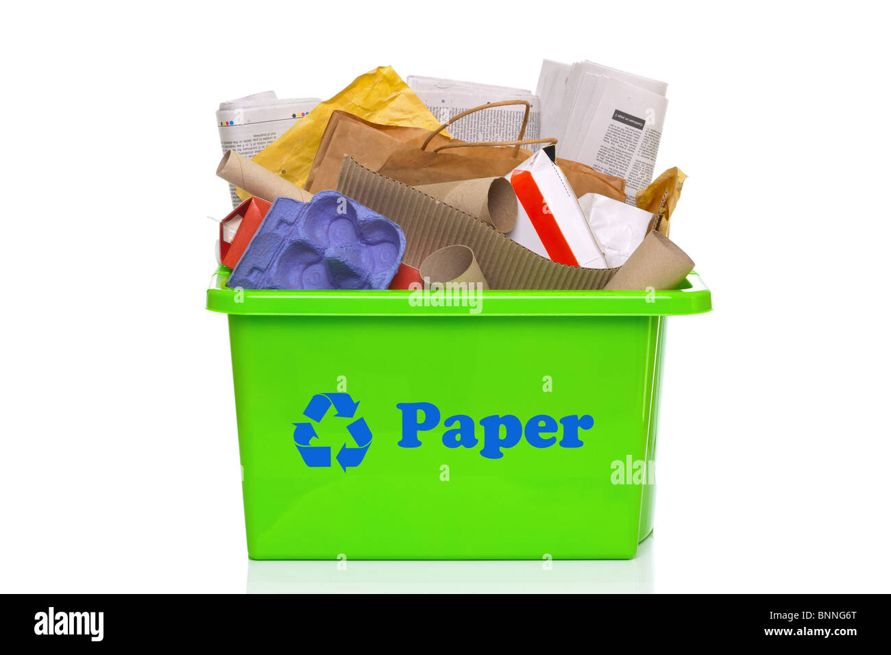Foto eines Grünbuchs Recyclingbehälter isoliert auf einem weißen Hintergrund. Stockfoto