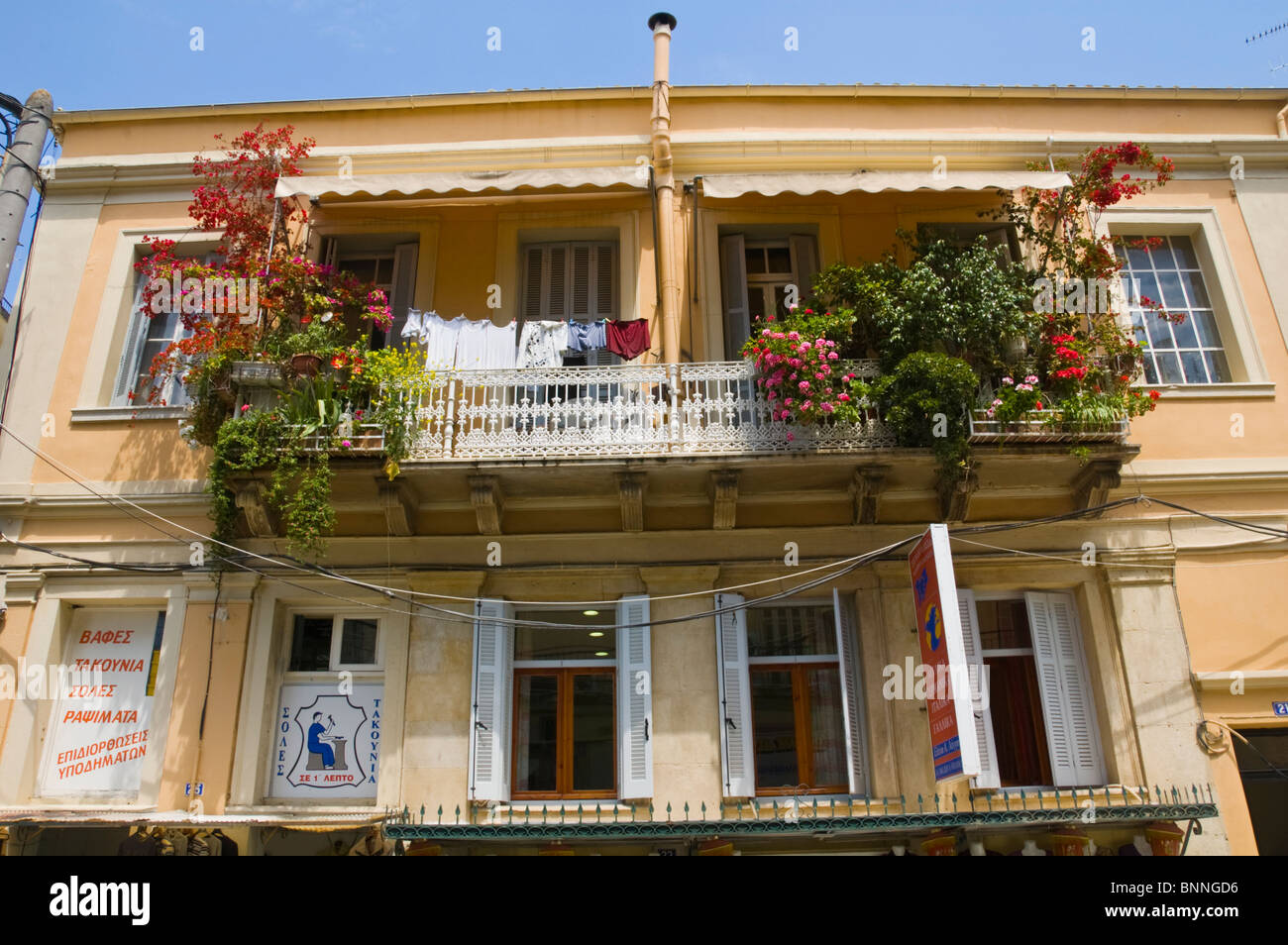 Wohnung Gebäude im traditionellen Stil mit Balkonpflanzen in Korfu Altstadt auf der griechischen Insel Korfu Griechenland GR Stockfoto