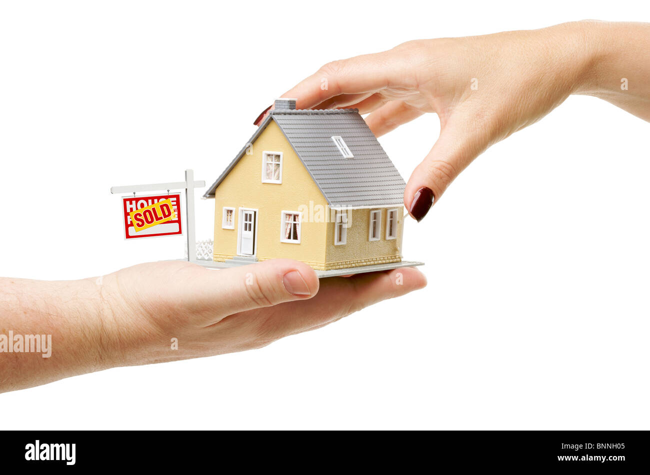 Für ein Haus mit verkauften Immobilien Zeichen isoliert auf einem weißen Hintergrund zu erreichen. Stockfoto