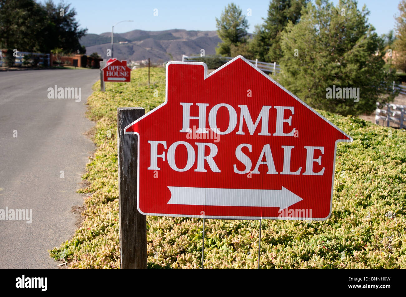 Haus für Verkauf Tag der offenen Tür auch Spuren einer ländlichen Straße. Stockfoto