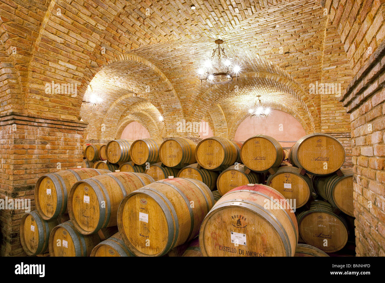 Alterung in Fässern im Keller Wein. Castello di Amerorosa. Napa Valley, Kalifornien. Eigentum freigegeben Stockfoto
