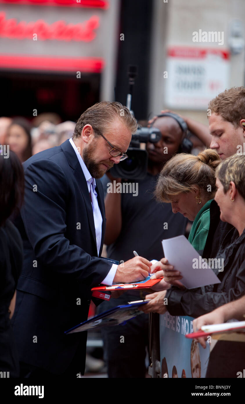 US-amerikanischer Regisseur Joe Carnahan, Autogramme bei der London Film-Premiere von The a-Team am Leicester Square in London, Stockfoto