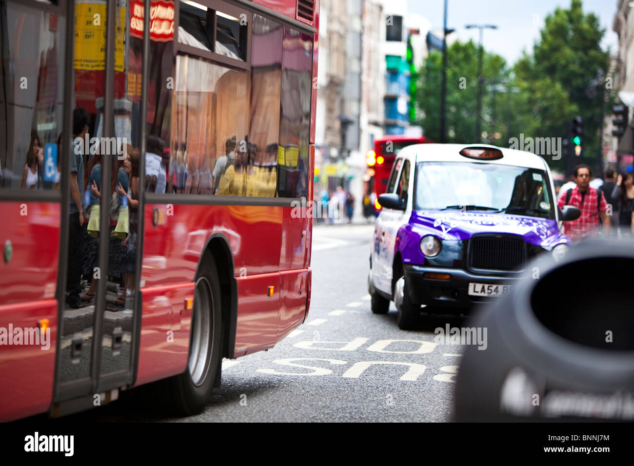 Fahrzeugverkehr auf der Oxford Street, London, England, UK Stockfoto