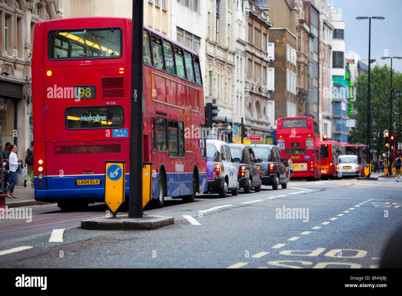 Autoverkehr auf der Oxford Street, London, England, Großbritannien. Stockfoto