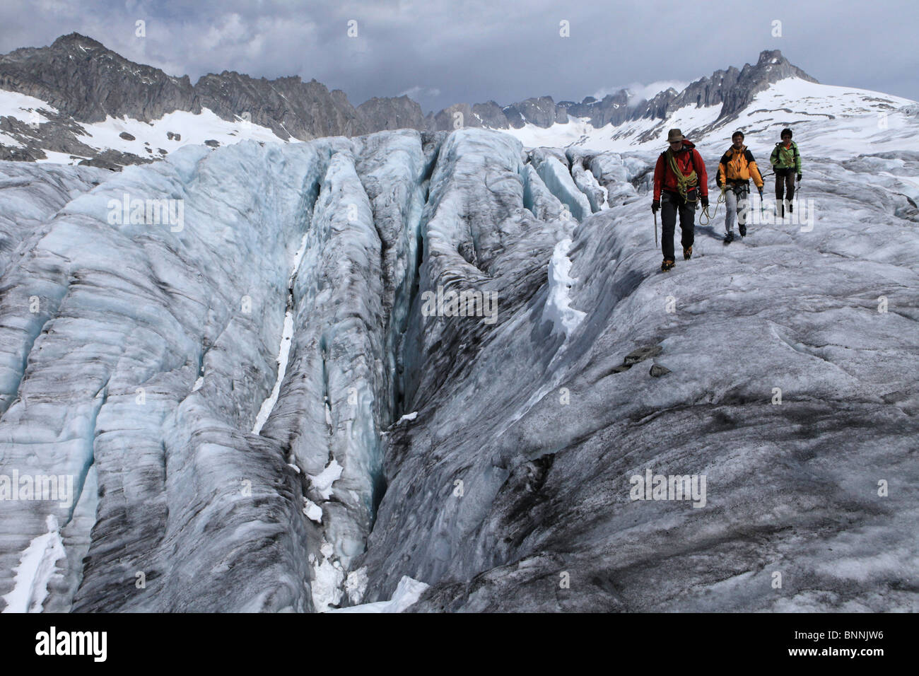 Schweiz Swiss Glacier Tour Gruppe Seil drei Rhonegletscher Wandern Wandern  Gletscher Eis Moräne Kanton Wallis Wetter Stockfotografie - Alamy