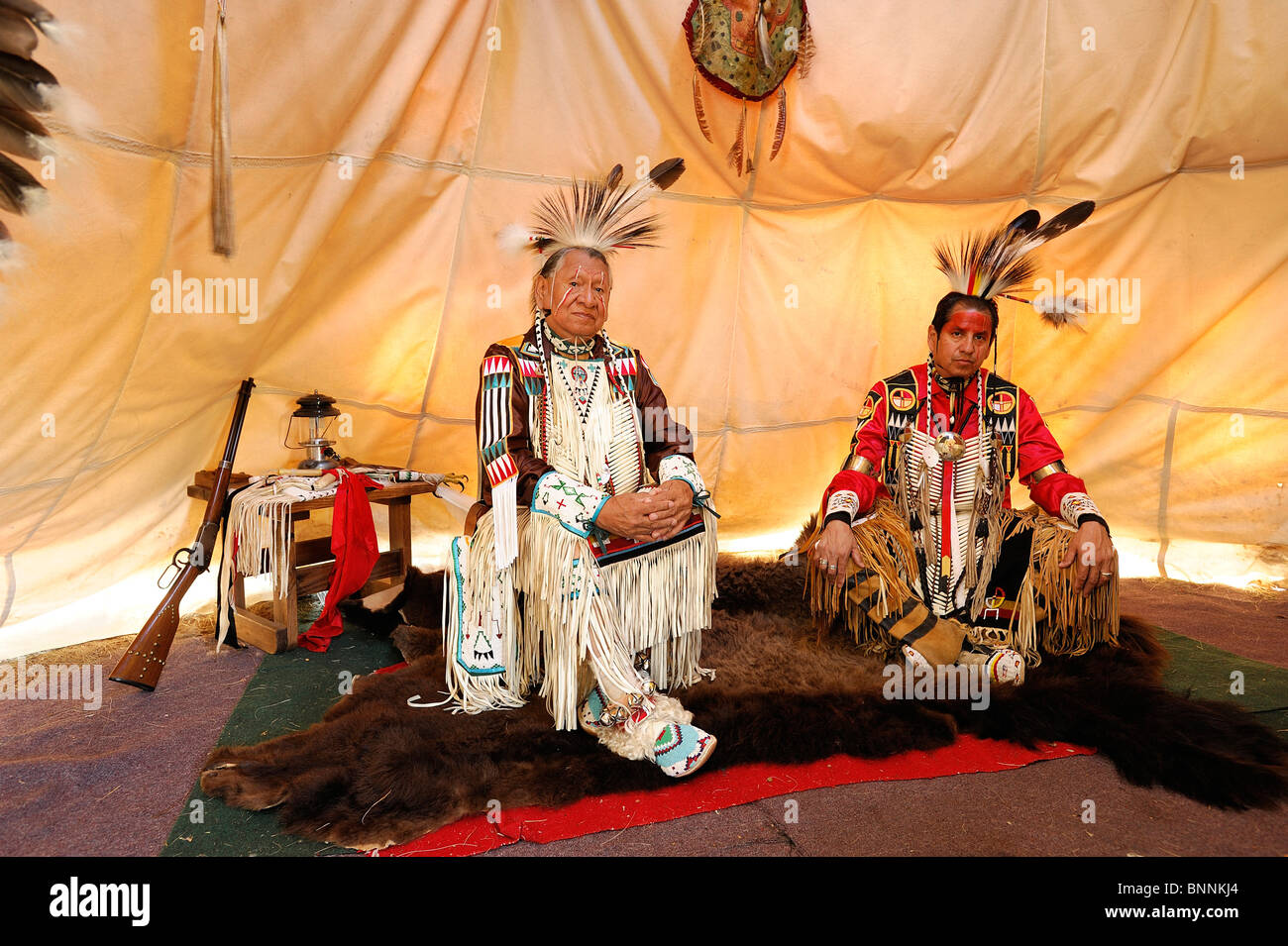 Lakota Künstler Jim Yellowhawk Jerry Yellowhawk Native American Indian Tipi Innenraum Hermosa Black Hills South Dakota USA Stockfoto