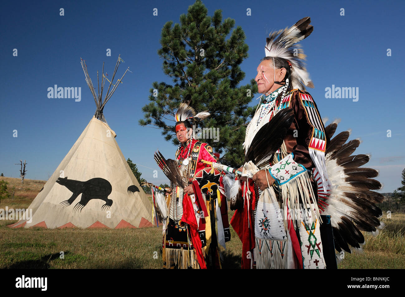 Lakota Künstler Jim Yellowhawk Jerry Yellowhawk Native American Indian Tipi Hermosa Black Hills South Dakota USA Amerika vereint Stockfoto