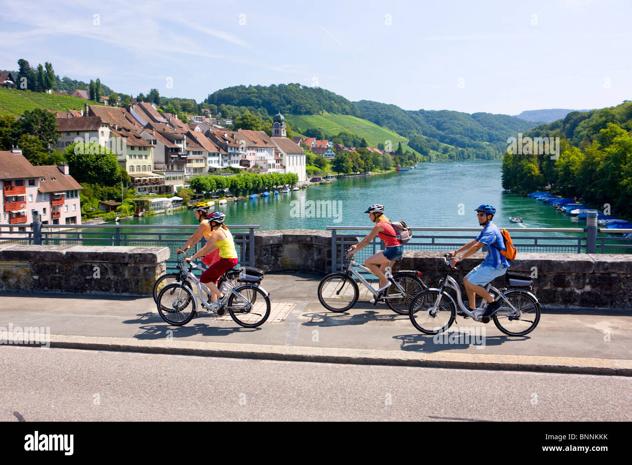 Schweiz fahren eine Gruppe vier Rhein Kanton Zürich Rad Fahrrad Fahrrad  Fahrräder Bike Radtour ein Fahrrad Swiss Trails Stockfotografie - Alamy