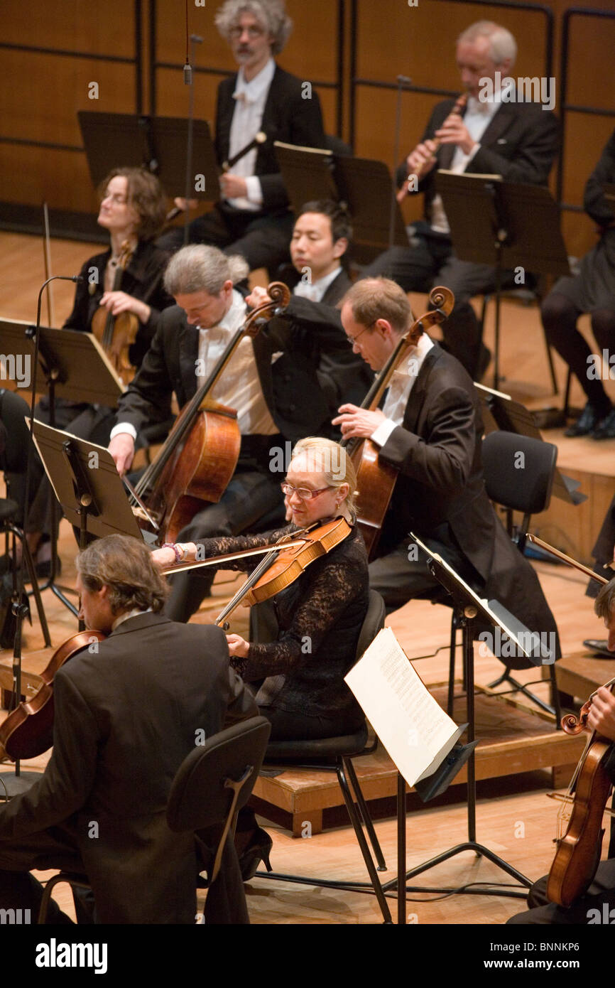 Mitglieder des Philharmonischen Orchesters von Anima Eterna ausführen auf der Bühne MUPA, Dirigent: Jos van Immerseel am 27. April 2010 Stockfoto