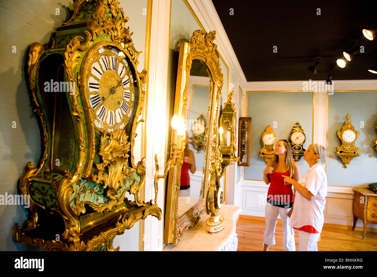 Schweiz Schweizer Le Locle Uhrenmuseum im Inneren Uhren Uhren Museum Spiegel  Antik Besucher Personen zwei touristische Kanton Stockfotografie - Alamy